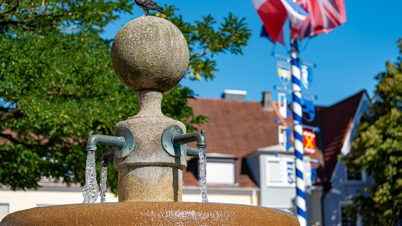 Brunnen auf dem Marktplatz von Haltern am See mit Maibaum, &copy; Michael David