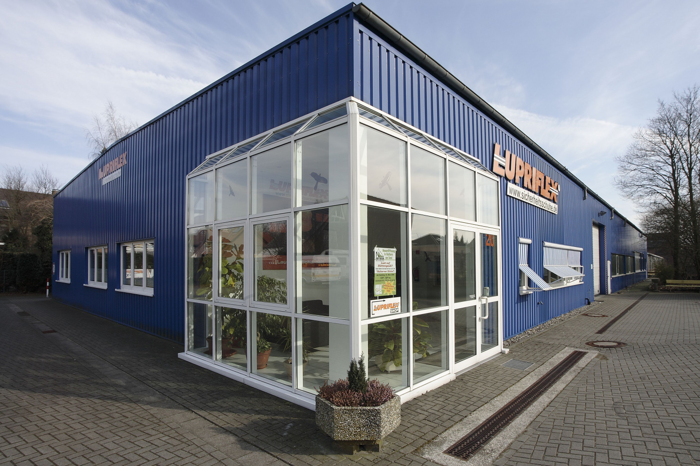 Blaues Firmengebäude_Lupriflex_August-Stieren-Strasse_HalternamSee
