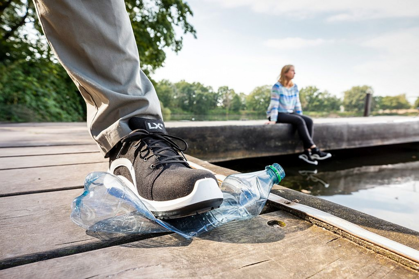 Lupriflex Sicherheitsschuh PETer tritt auf Plastikflasche am Steg des Halterner Stausees. Foto: Udo Geisler.