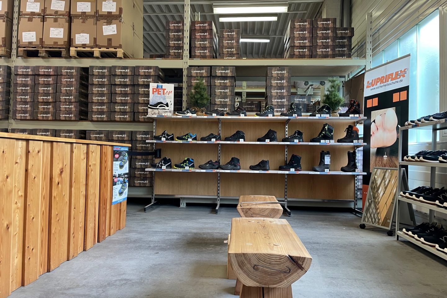 Blick in den Lupriflex Lagerverkauf von Sicherheitsschuhen, im Hintergrund befindet sich das Lager mit Schuhkartons.